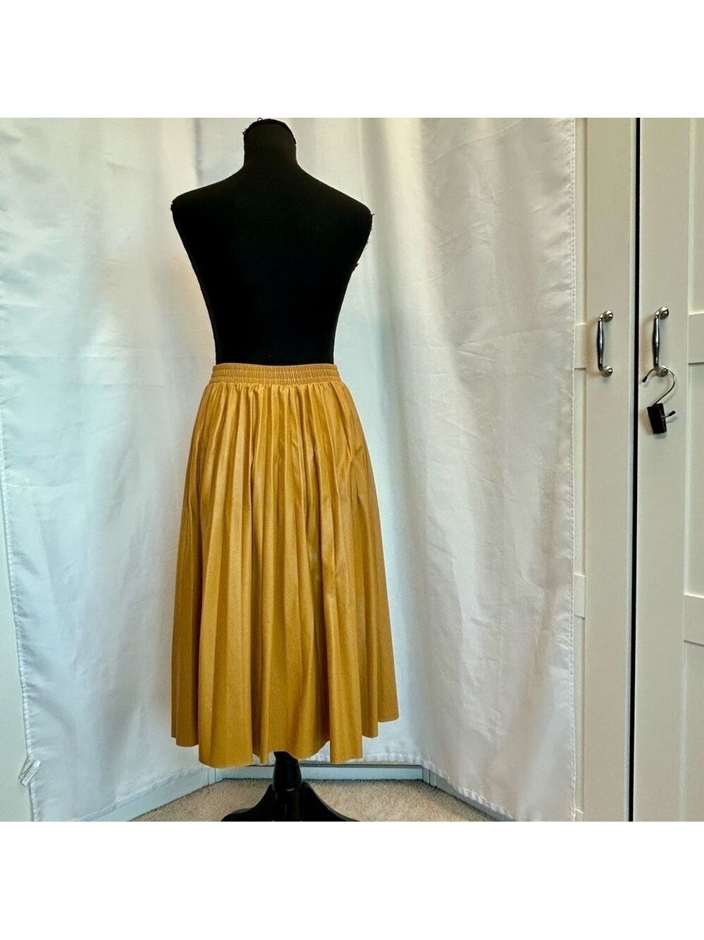 Kate Hewko mustard yellow faux leather A-line pleated midi skirt - Picture 6 of 9